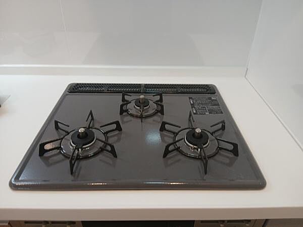 ■3口コンロ■ 3口コンロ付きで、複数の料理を同時に進めやすい仕様です。毎日のお料理も効率よくこなせます。
