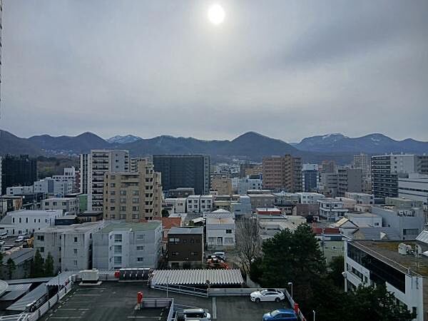 ■眺望■ 9階からの開放感ある眺望が魅力です。空の広がりを感じながら、気持ちよくお過ごしいただけます。