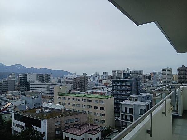 ■眺望■ 9階からの開放感ある眺望が魅力です。空の広がりを感じながら、気持ちよくお過ごしいただけます。