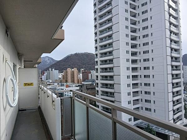 ■眺望■ 9階からの開放感ある眺望が魅力です。空の広がりを感じながら、気持ちよくお過ごしいただけます。