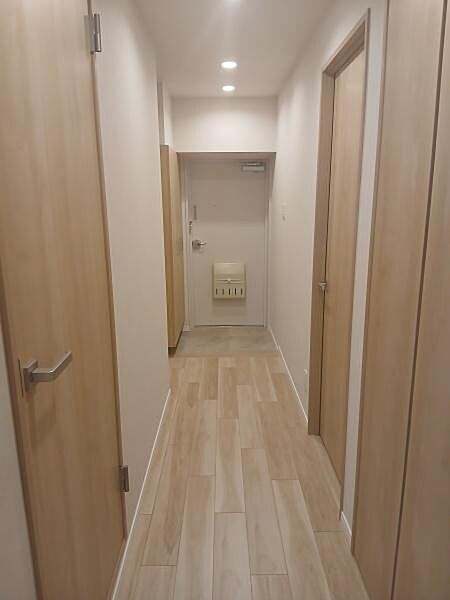 ■住戸玄関■すっきりとした玄関スペースです。新規リノベーションにより、室内全体が清潔感のある印象に仕上がる予定です。