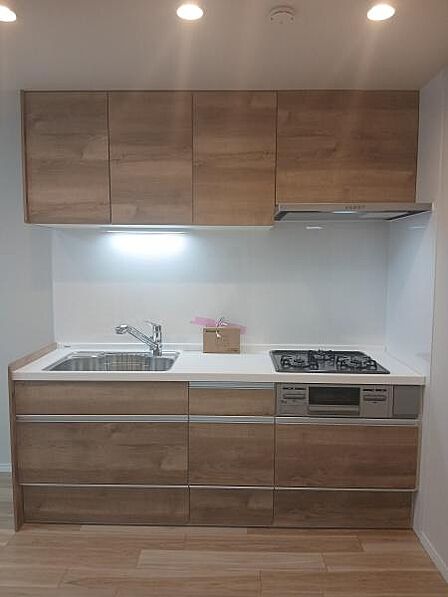 ■キッチン■新規交換予定のシステムキッチンです。毎日の調理がしやすく、清潔感のある空間に生まれ変わる予定です。