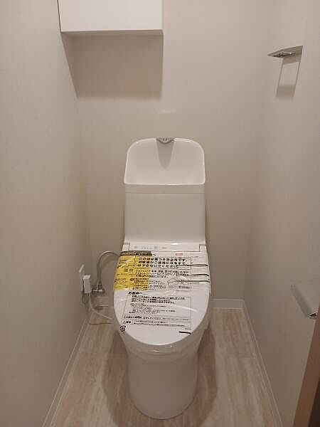 ■トイレ■新規交換予定のトイレスペースです。毎日使う場所だからこそ、清潔感のある状態で新生活を始められます。