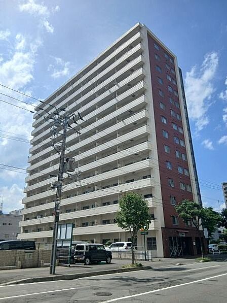 ■外観■02中央区南2条東エリアに位置する、利便性の高いマンションです。駅近ながら、日々の買物施設も徒歩圏に揃っています。