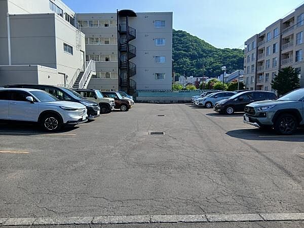 ■駐車場■敷地内駐車場に空きがあります。月額8、000円で利用可能ですが、空き状況は都度確認が必要です。