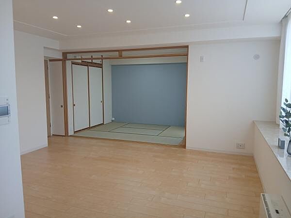■リビング＆ダイニング■家具配置もしやすいリビングダイニングです。南向き角住戸ならではの明るさや開放感も、ぜひ現地でご確認ください。
