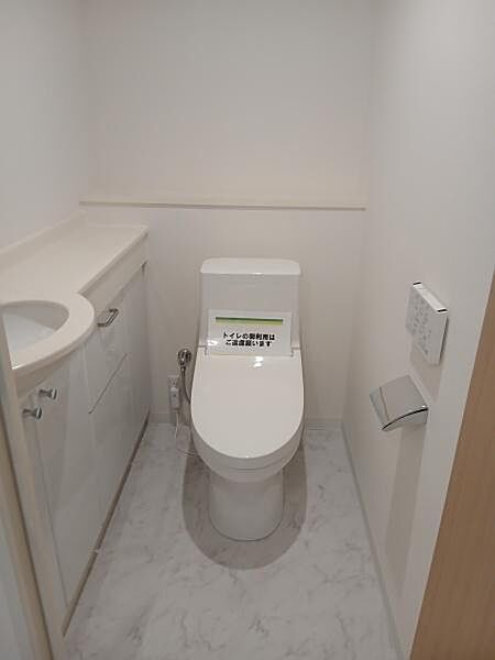 ■トイレ■TOTO製ウォシュレット一体型トイレへ交換済です。毎日使う場所だからこそ、清潔感のある空間に整えられています。