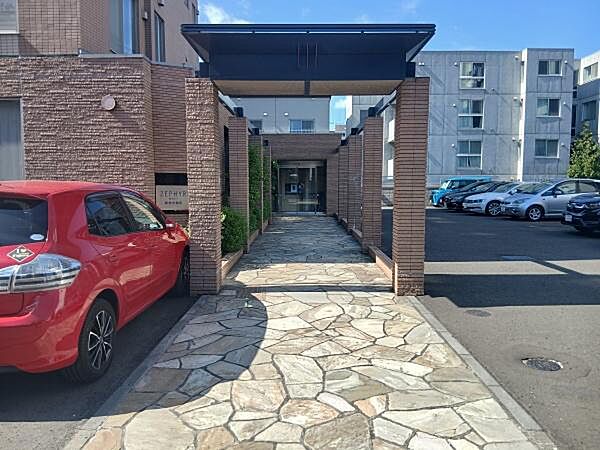 ■アプローチ■道路から建物へ続くアプローチ部分です。現地では建物全体の雰囲気や共用部の管理状態もあわせてご確認いただけます。