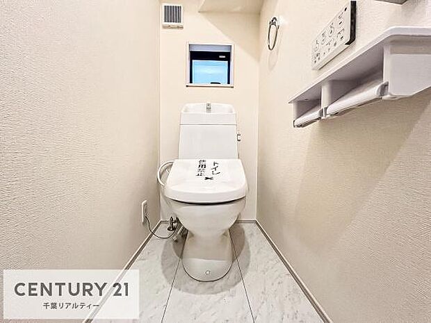 1・2階にトイレがございます！朝の忙しい時間帯も待たずにすみそうですね。白を基調とした清潔感のあるトイレでお手入れがしやすいです！