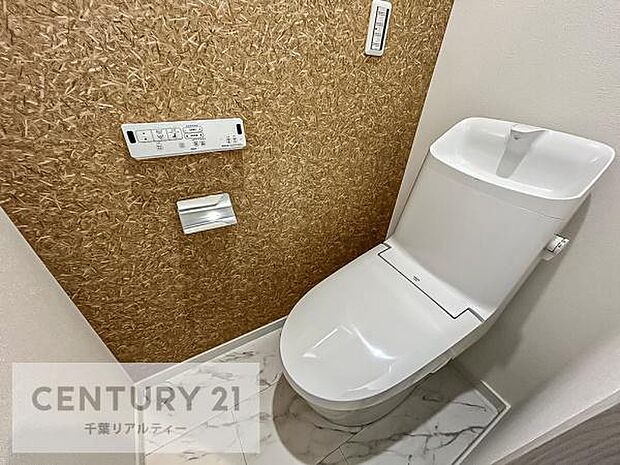 2か所にトイレがございます！朝の忙しい時間帯も待たずにすみそうですね。白を基調とした清潔感のあるトイレでお手入れがしやすいです！