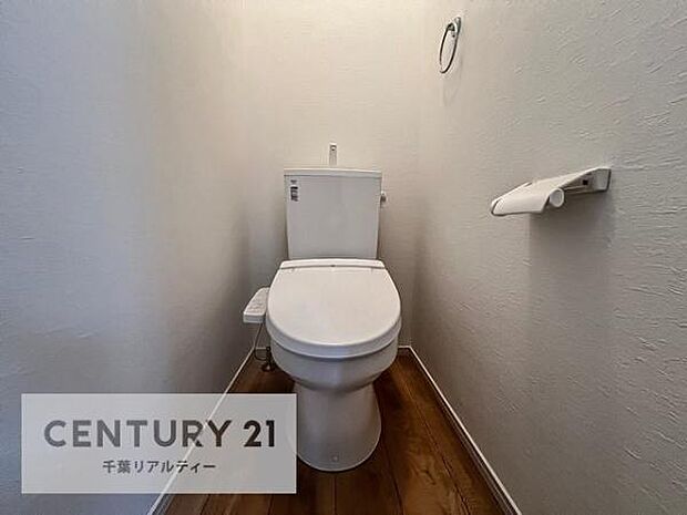 清潔感のある色味のお手洗いです！さわやかでスッキリする空間です！白を基調としているので、お手入れがしやすいトイレですね！