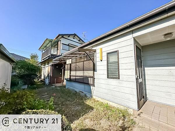 落ち着きある住宅街、周囲には高い建物がなく、空が広く開放感があり、陽当りを大きく遮られることもありません。気持ちの良い風が通り抜ける街並みです