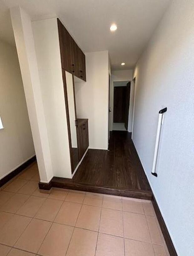 疲れて帰ってきても、ただいま!を言いたくなる、優しく迎え入れてくれる空間になっています。明るく温もり溢れる玄関です!