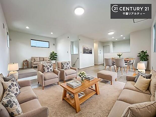 【家具はCGパースです】大きな窓からたっぷりの陽ざしが入る明るい2階リビング。開放感のあるリビングで家族団らんのくつろぎの時間を過ごせます。