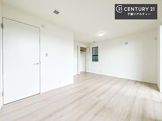 収納スペースが付いているので、急な来客時でも散らかったおもちゃをサッと片づけられて大変便利です！壁面も広々しているので、勉強机やベッドの置き場に困りません！