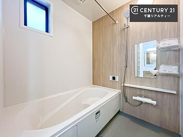 落ち着きある大人の雰囲気のバスルームは、味が出ていてバスタイムが充実！お仕事頑張っているご褒美にお好みの匂いの入浴剤を入れて、楽しんでみてはいかがでしょうか？