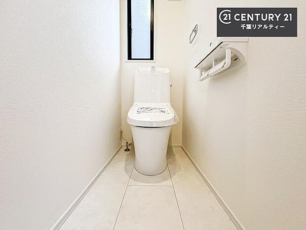 1・2階にトイレがございます！朝の忙しい時間帯も待たずにすみそうですね。白を基調とした清潔感のあるトイレでお手入れがしやすいです！