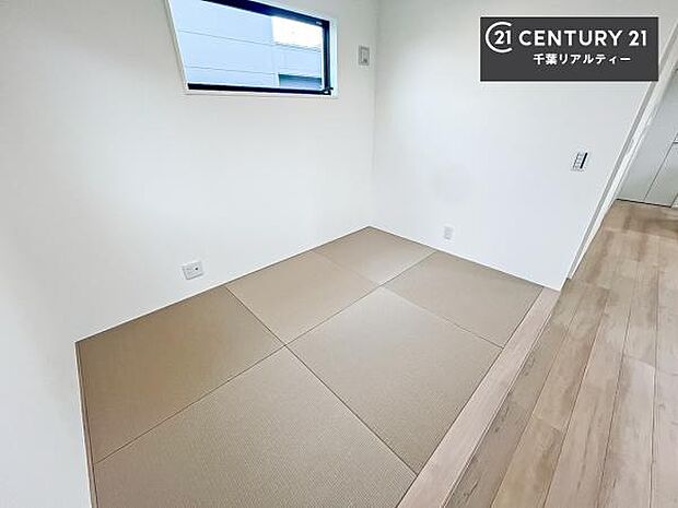 タタミの香りが安らぎを与える、リラックス空間。窓も大きく開放感のある和室となっております。日本人の心感じる「和」の空間。