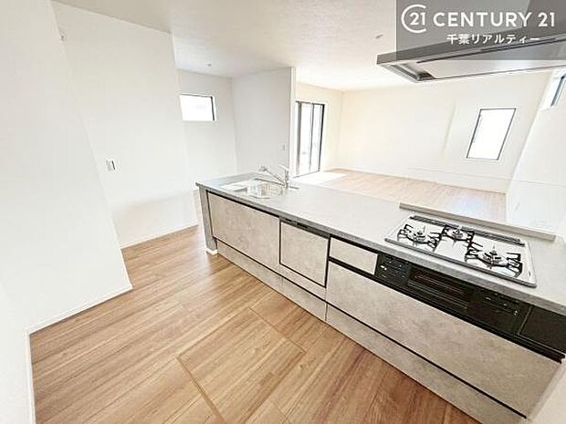 大人気の対面式システムキッチンを採用しています!ご家族のコミュニケーションが自然と増える設計です。お子様にも目が届くので嬉しいですね。収納力もあります!