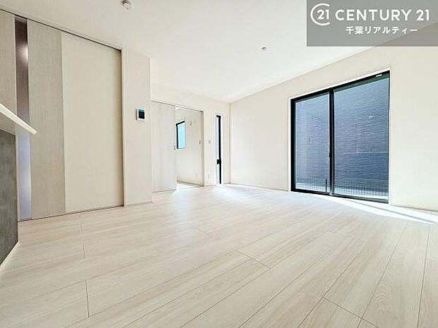 優しい陽だまりがリビングを包んでくれて居心地の良い空間を演出してくれます！自然と家族が集い会話が増える心地よい空間！