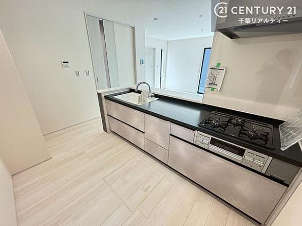 天板が黒でスタイリッシュなデザインのキッチン。タッチレス水栓を備え、衛生的かつ快適にお使いいただける機能性も魅力です。