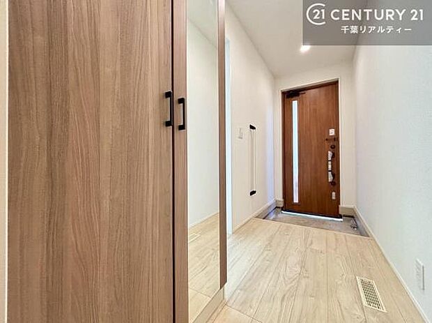 シューズボックス付きなので、玄関が片付きお掃除がしやすいです!スッキリした玄関で戸を開けた瞬間、清潔感のある心地いい空間が出迎えてくれます。