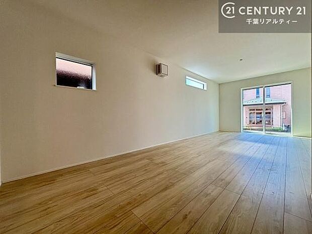 陽ざしが入る明るいリビング。家族団らんのくつろぎの時間を過ごせます。