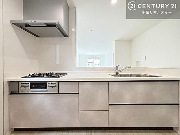 ゆとりある調理スペースで作業がしやすい快適なキッチンです!お子様と一緒にお菓子造りも楽しめる広々スペースです。楽しい調理時間になりそうですね!