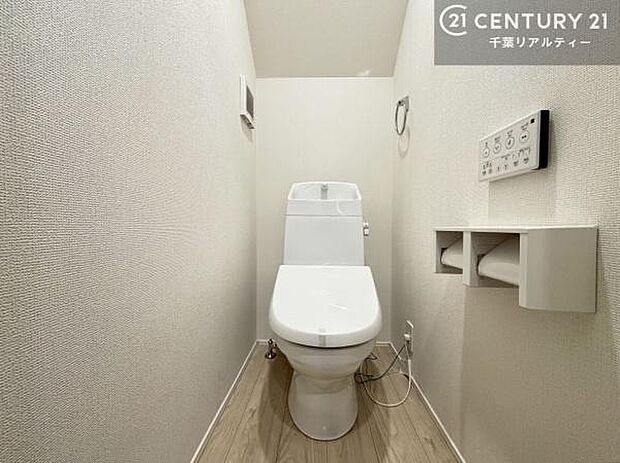 1・2階にトイレがございます!朝の忙しい時間帯も待たずにすみそうですね。白を基調とした清潔感のあるトイレでお手入れがしやすいです!