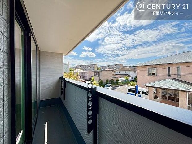 落ち着きある住宅街です!周囲には高い建物がなく、空が広く開放感があり、陽当たりを大きく遮られることもありません!気持ちの良い風が通り抜ける街並みです!