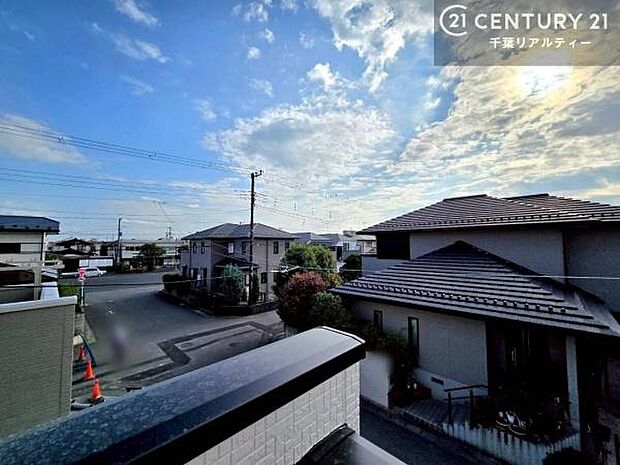 晴れた日には青い空を見渡せる開放的な時間を楽しめます。気持ちの良い風が通り抜ける街並みです！