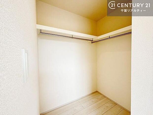 ウォークインクローゼット付きです。たくさんのお洋服などを収納しておけそうですね！他にも扇風機や加湿器など季節物の大きな家電も収納できます。