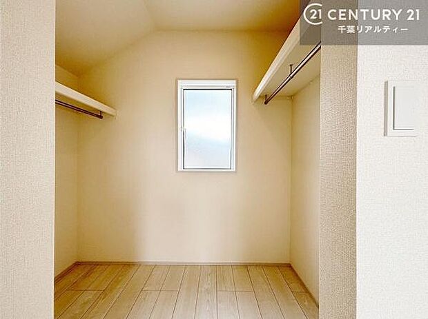 たっぷり収納住空間。廊下収納つき！住空間をすっきり使うためには必須ポイントの収納スペースですよね。是非現地でご確認ください。