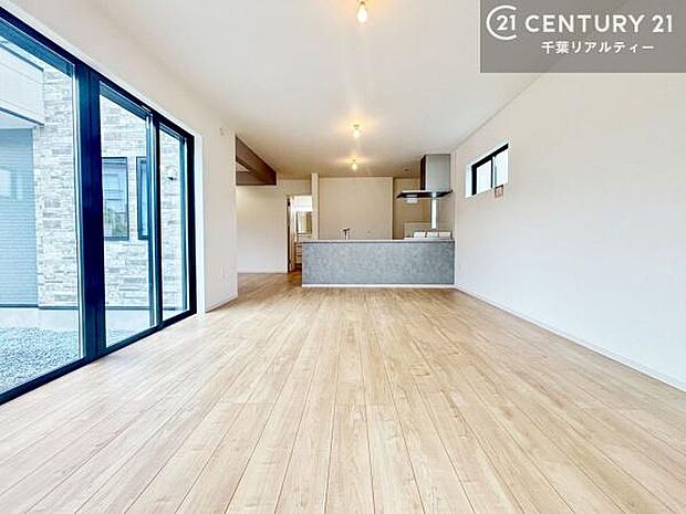 大きな窓からたっぷりの陽ざしが入る明るいリビング。開放感のあるリビングで家族団らんのくつろぎの時間を過ごせます。