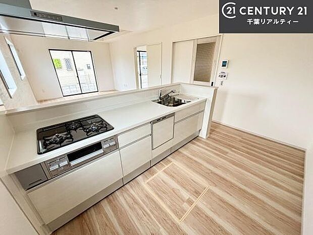 ゆとりある調理スペースで作業がしやすい快適なキッチンです!お子様と一緒にお菓子造りも楽しめる広々スペースです。楽しい調理時間になりそうですね!