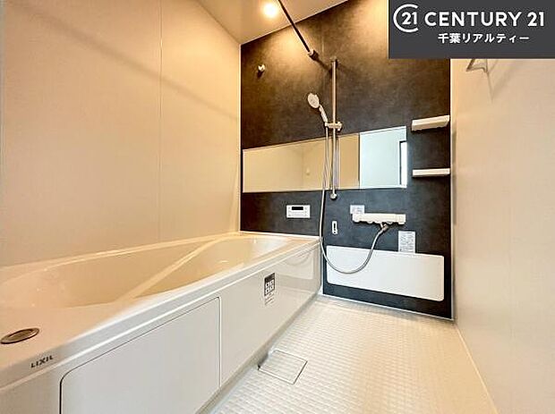 1日の疲れをしっかりと癒してくれる浴室です。おうちの素敵なリラクゼーション場所ですね。