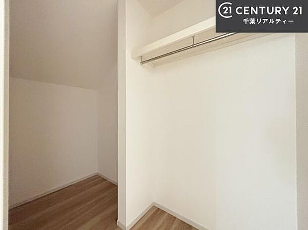 ウォークインクローゼット付きです。たくさんのお洋服などを収納しておけそうですね!他にも扇風機や加湿器など季節物の大きな家電も収納できます。