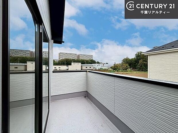 晴れた日には青い空を見渡せる開放的な時間を楽しめます。