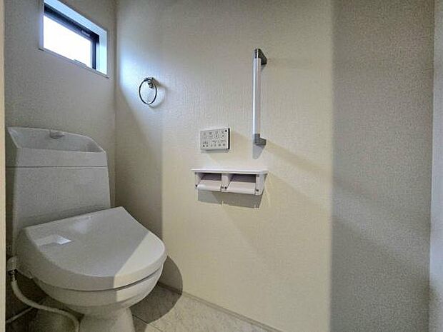 便座が常にほんのり温かく保たれるため、冬の冷たいショックとも無縁です!特に朝の時間帯や夜中の使用時など、体への負担が少なく快適です!