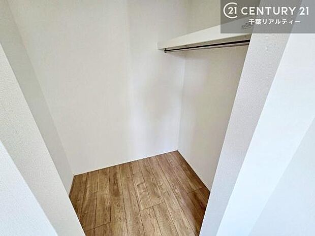 ウォークインクローゼット付きです。たくさんのお洋服などを収納しておけそうですね!他にも扇風機や加湿器など季節物の大きな家電も収納できます。