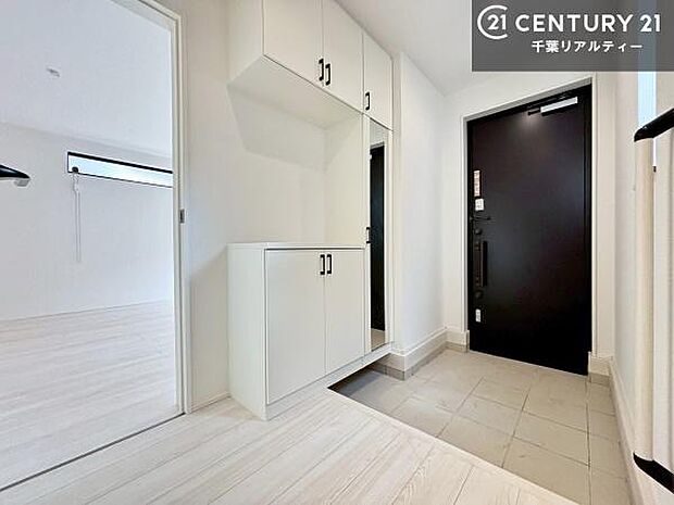 玄関のシューズボックスは、収納力良好で靴をすっきり整理できるだけでなく、上部を飾り棚として活用可能。お気に入りの小物やグリーンを置けば、来客を迎えるおしゃれな空間に仕上がります！