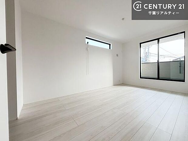 バルコニーへ面した洋室なので天気のいい日はバルコニーへ出てリフレッシュするのもいいですね！充実したプライベートタイムが送れる洋室！陽当たり、風通し良好です。