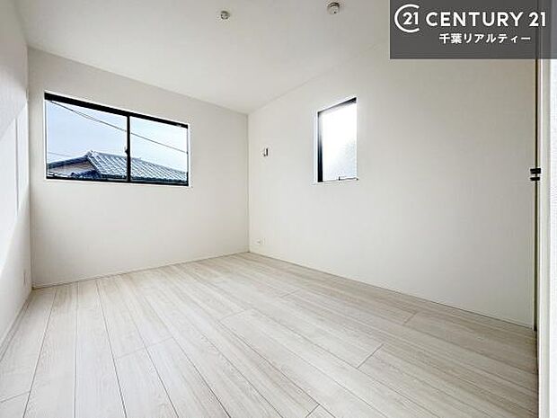 掃き出し窓がないお部屋は、お子様のお部屋としても安心です！収納スペースも充実しているので散らかったお部屋をサッと片付けられます！