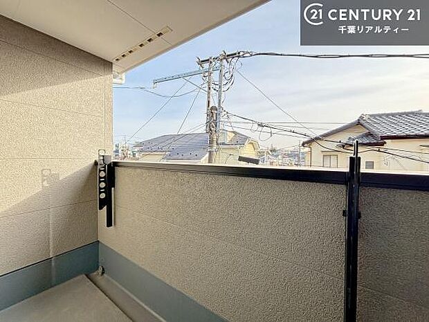 晴れた日には青い空を見渡せる開放的な時間を楽しめます。気持ちの良い風が通り抜ける街並みです！