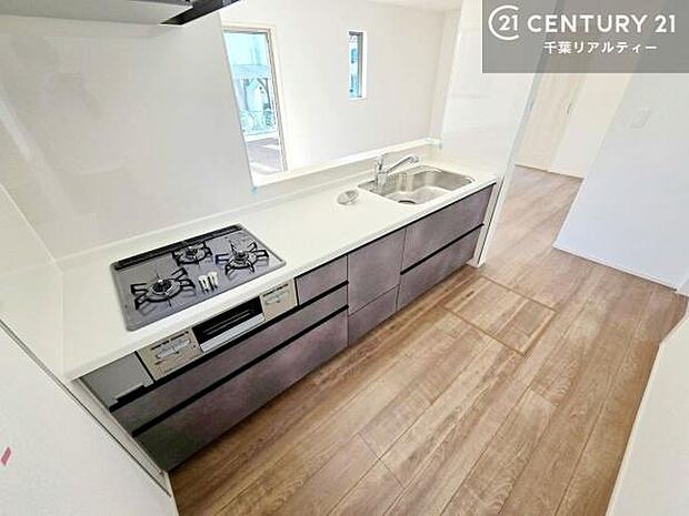 大人気の対面式システムキッチンを採用しています!ご家族のコミュニケーションが自然と増える設計です。お子様にも目が届くので嬉しいですね。広々使えて快適に作業が進みます。