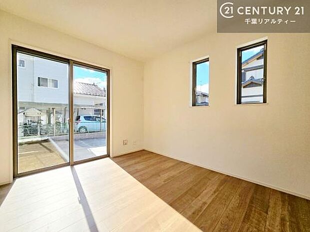 リビングと隣接した洋室は、家事の休憩スペースやキッズスペースとして活用するのもよさそうですね!収納スペースもついています!