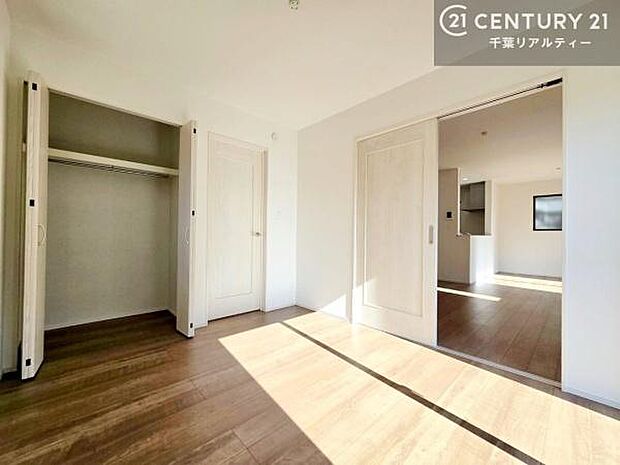 収納スペースがついています!居室をスッキリ整頓する事ができますね。家具を選ばないシンプルなデザインの為、家具を選ばずお気に入りの空間作りができそうですね。