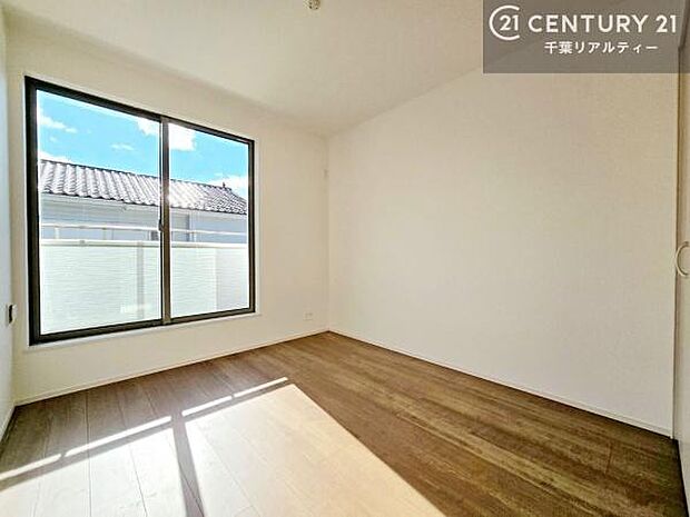 バルコニーに面している洋室です。明るく温もりがあり、換気もしっかりできます!朝起きて、外に出て背伸びをしつつ深呼吸をし良い朝を迎え入れることができます。