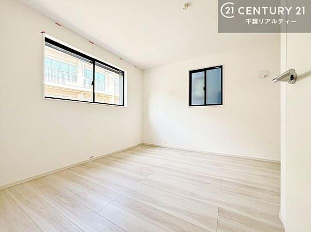 1階の洋室は、独立性が高くプライベート空間にも最適。来客用やワークスペース、趣味部屋など多用途に活用できる、使い勝手の良い一室です。