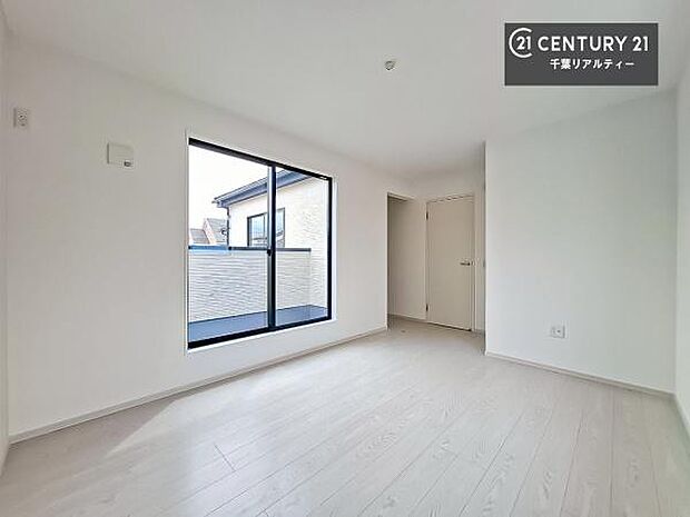 バルコニーに面した洋室。優しい光が差し込む洋室は、朝の目覚めも気持ちが良さそうですね。おうち時間もゆったりと過ごすことができます。